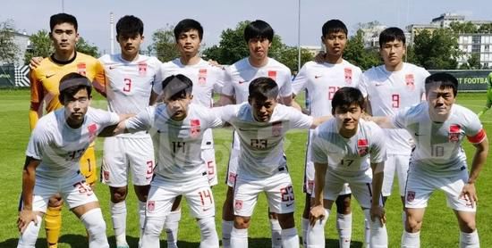 突然间涌入脑海的是无数个寒冷的、炎热的、湿淋淋的、乱哄哄的日子，你竟然情绪起伏，有点儿不能自已，但又在刹那间化解了，无论激动、愤怒、怨恨、后悔都消失了，就只是坐在那里，享受着一种幸福，是那种傻傻的、完全不深刻、面露笑容的幸福